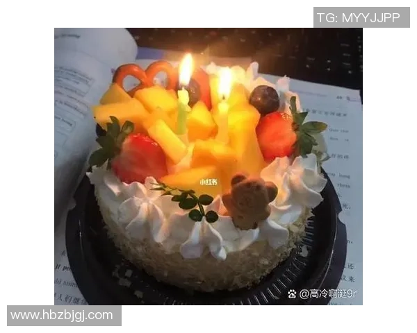 足球明星庆生时刻分享蜡烛许愿瞬间的温馨与感动